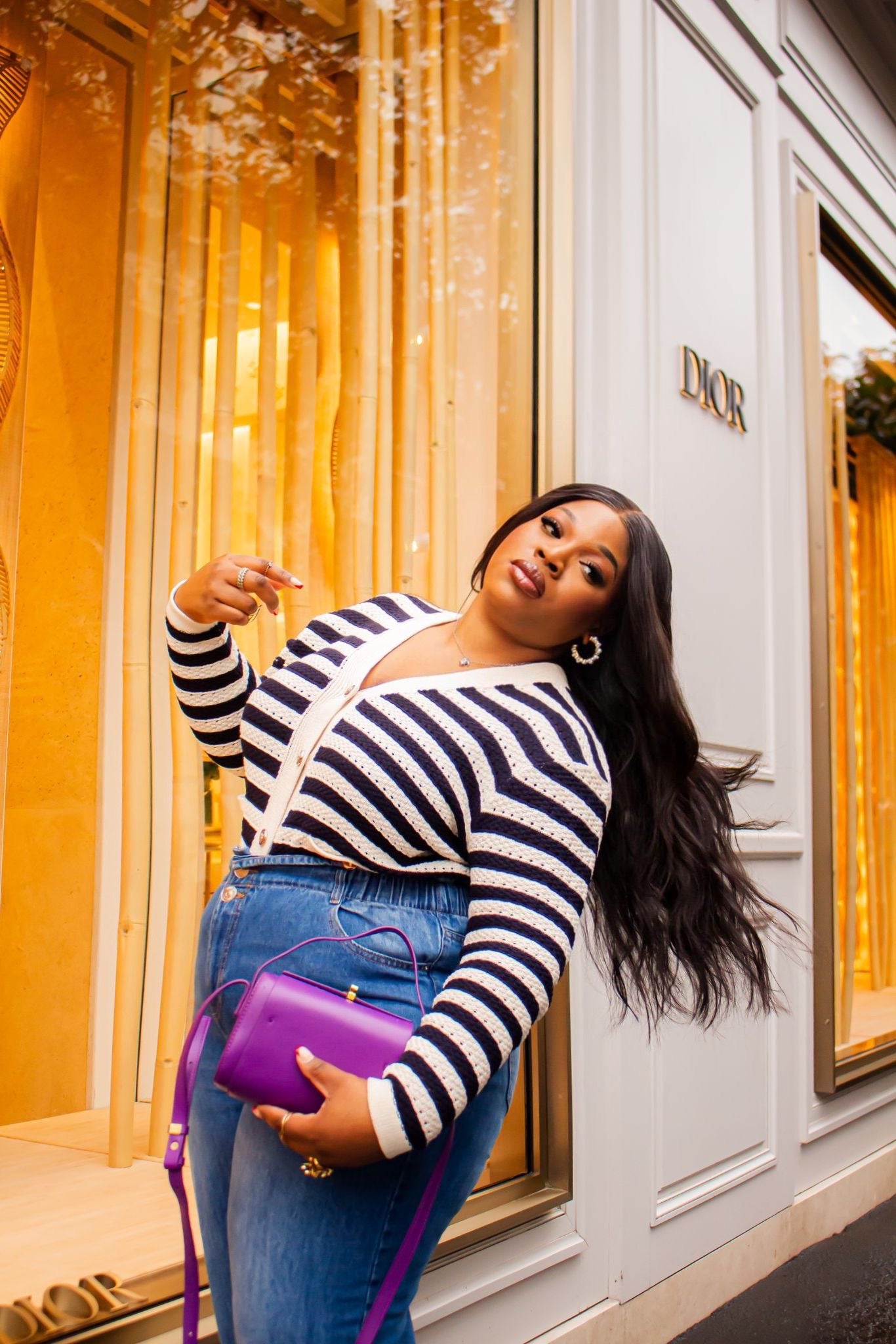 Adoptez le Sac à Main Cube Violet : L’Accessoire Tendance à Porter à la Main ou en Bandoulière
